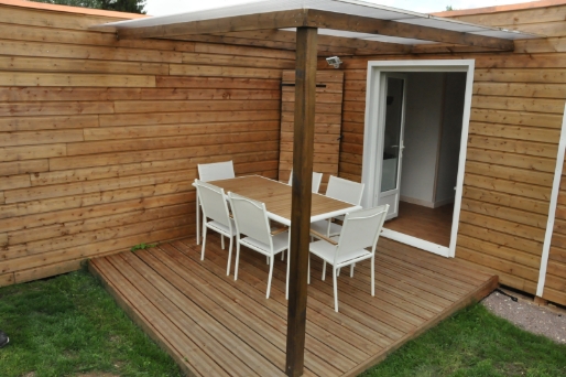 Exterior view of the cottage for rent at the Paquier Fané campground in Saône-et-Loire