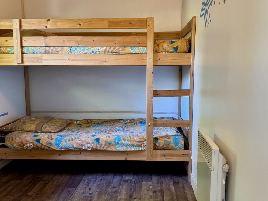 Room with bunk beds in the PMR chalet, available to rent at the 3-star Le Paquier Fané campsite in Bourgogne-Franche-Comté