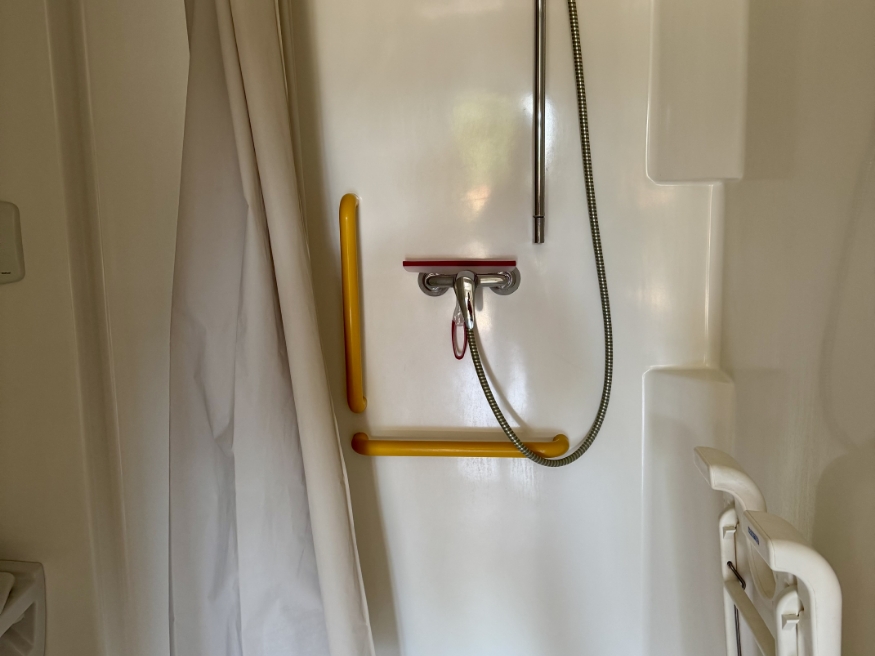 Bathroom in the PMR chalet with wooden terrace and garden furniture, available to rent at the 3-star Le Paquier Fané campsite in Chagny, Bourgogne-Franche-Comté.