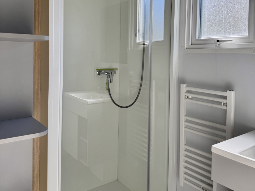 Bathroom in the cottage, available for rent at the 3-star Le Paquier Fané campground in Saône-et-Loire, Chagny