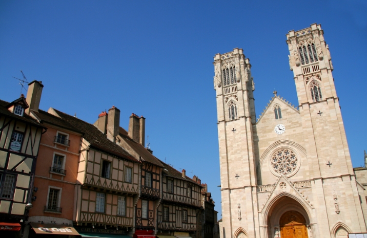 Visit Chalon-sur-Saône, Saint-Vincent Cathedral, and the historic center during your stay at Camping du Paquier Fané in Saône-et-Loire.