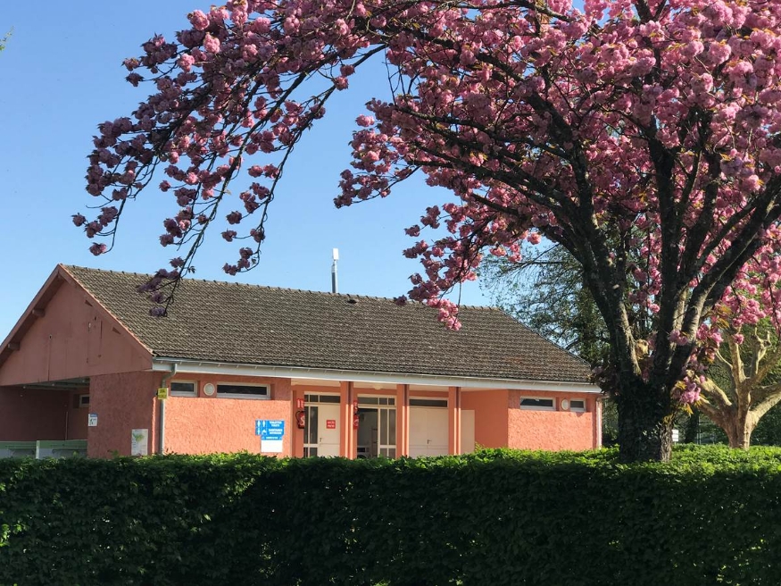 View of the sanitary facilities at the Paquier Fané campground near the campsites