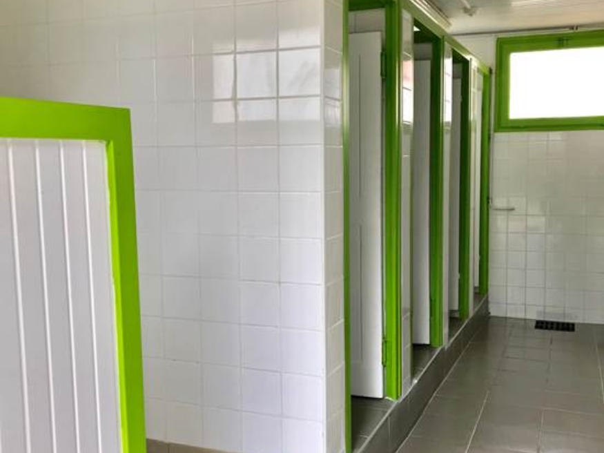 The showers in the restrooms at the Paquier Fané campground in Saône-et-Loire, near the campsites