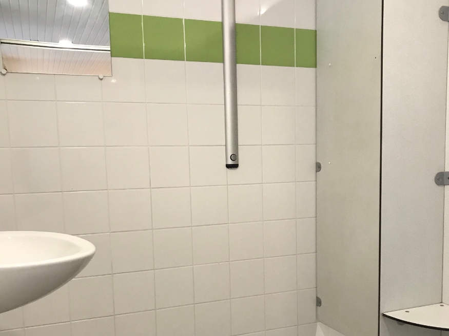 Shower in the sanitary facilities at the Paquier Fané campsite in Bourgogne-Franche-Comté, near the campsite pitches 