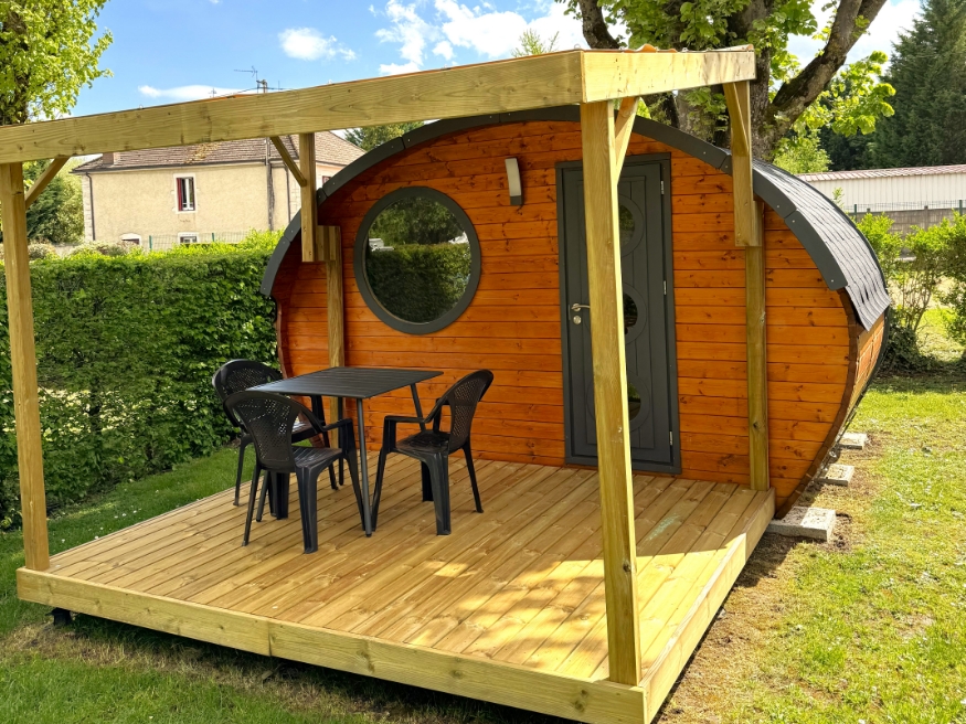 General view of the unusual Hobbit house accommodation in Burgundy with furnished terrace, available to rent at the 3-star Le Paquier Fané campsite in Chagny.