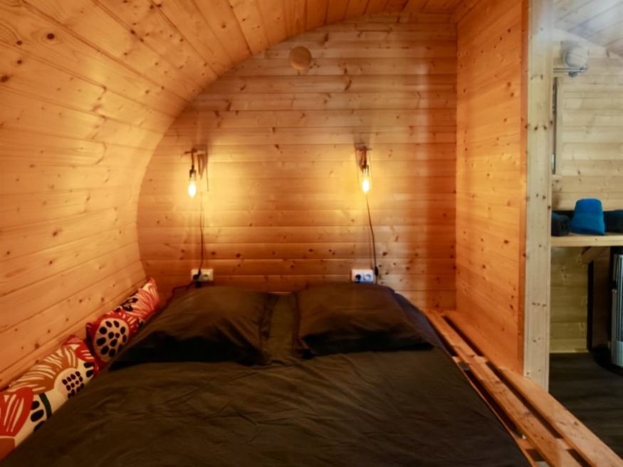 Extra bed in the unusual Hobbit house accommodation in Burgundy, available to rent at the 3-star Le Paquier Fané campsite in Saône-et-Loire.