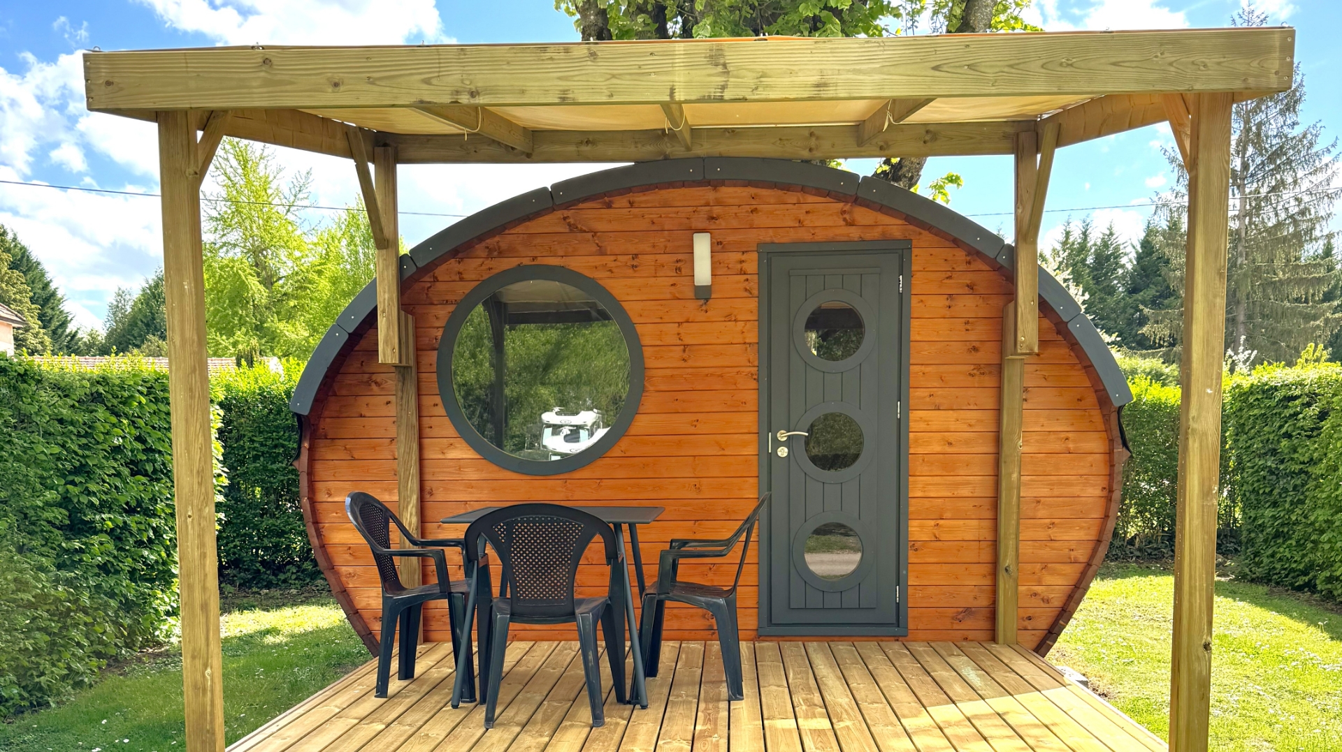 Unusual Hobbit house accommodation in Burgundy, cozy and original cottage 