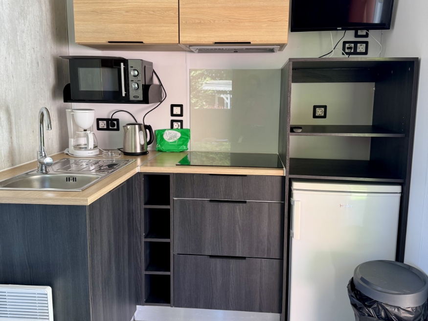 Kitchen in a mobile home for 2-4 people, available to rent at the 3-star Le Paquier Fané campsite in Bourgogne-Franche-Comté