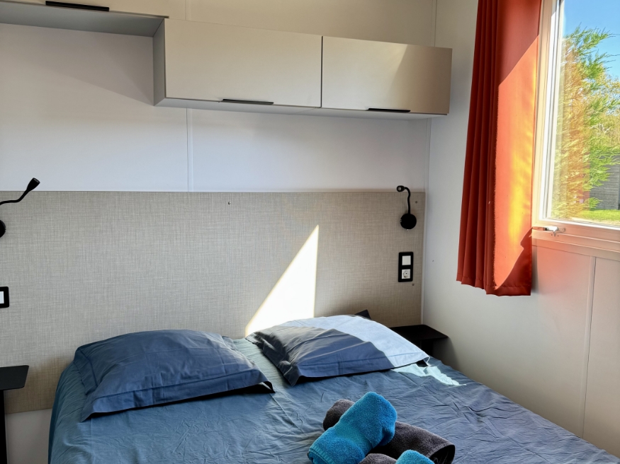 Bedroom with 1 double bed in a mobile home for 2-4 people, available for rent at the 3-star Le Paquier Fané campground in Chagny