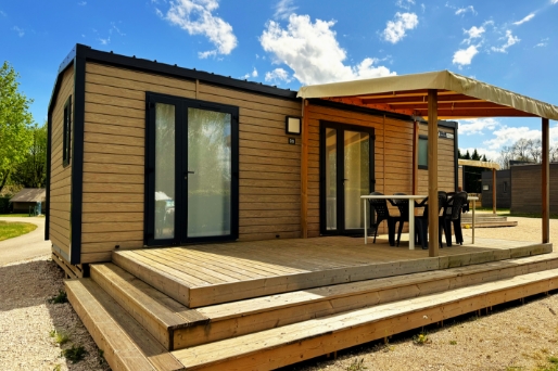 Exterior view of the Grand Large mobile home available for rent at Le Paquier Fané campground in Chagny, Saône-et-Loire