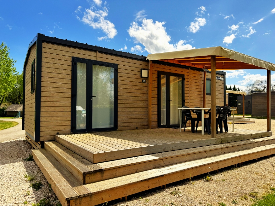 Grand Large mobile home with covered terrace and garden furniture, available to rent at Le Paquier Fané campsite in Bourgogne-Franche-Comté