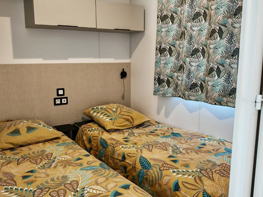 Kitchen area of the Grand Large mobile home, available for rent at Le Paquier Fané campground in Bourgogne-Franche-Comté