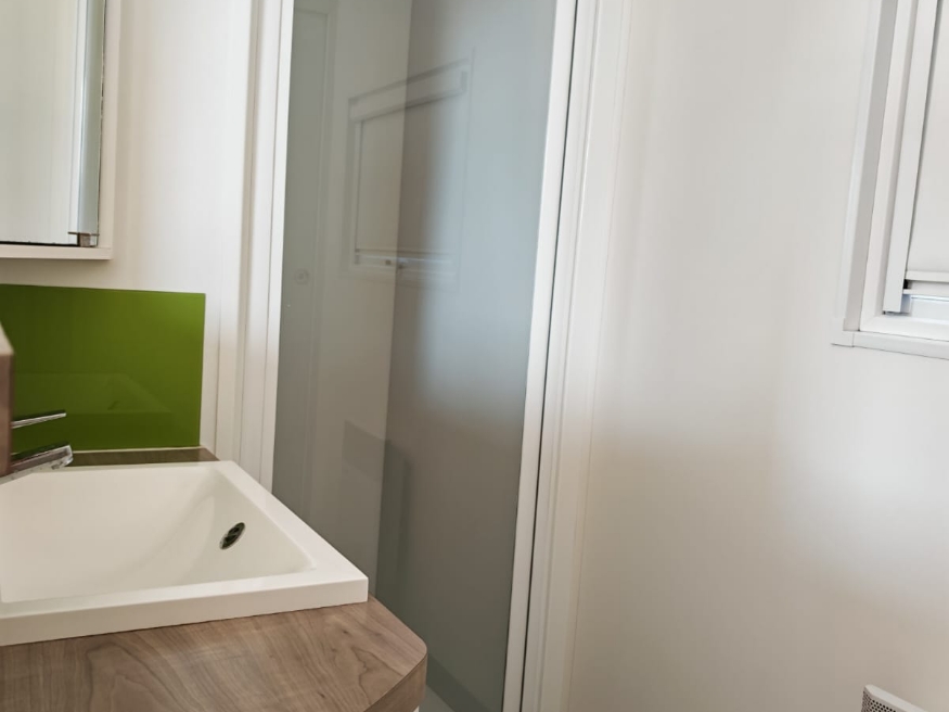 Bathroom in the TAOS luxury mobile home, available for rent at Le Paquier Fané campground in Chagny, Bourgogne-Franche-Comté