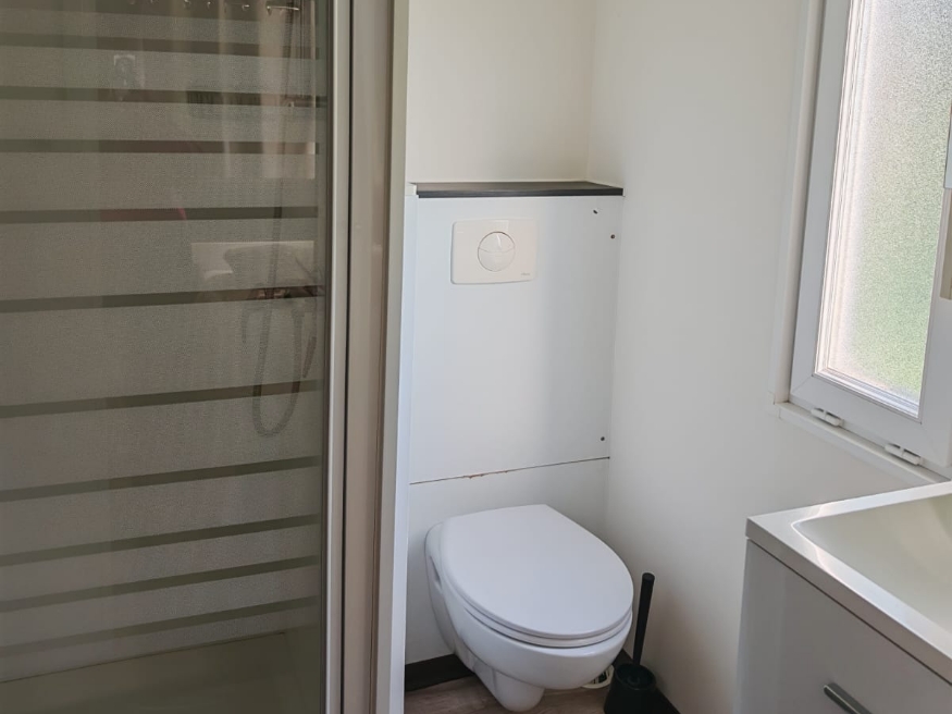Toilet area in the TAOS luxury mobile home, available for rent at the Paquier Fané campsite in Chagny, Saône-et-Loire