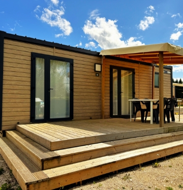 Exterior view of a comfortable mobile home, available for rent at the Paquier Fané campground in Saône-et-Loire