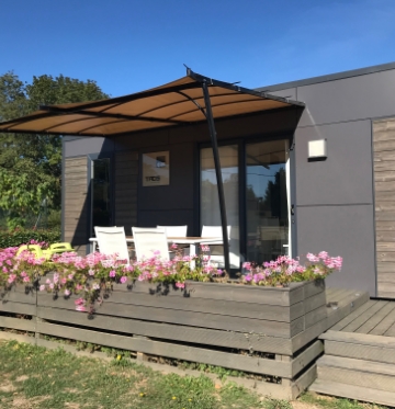 Exterior view of the luxury mobile home available for rent at Le Paquier Fané campground in Saône-et-Loire