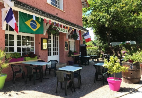 The terrace of the restaurant-pizzeria at the 3-star campsite in Saône-et-Loire, Le Paquier Fané in Chagny