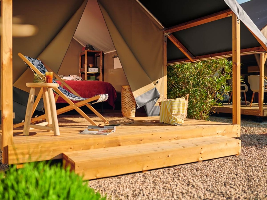 View of the unusual mini wood tent accommodation in Saône-et-Loire, available to rent at the 3-star Le Paquier Fané campsite.