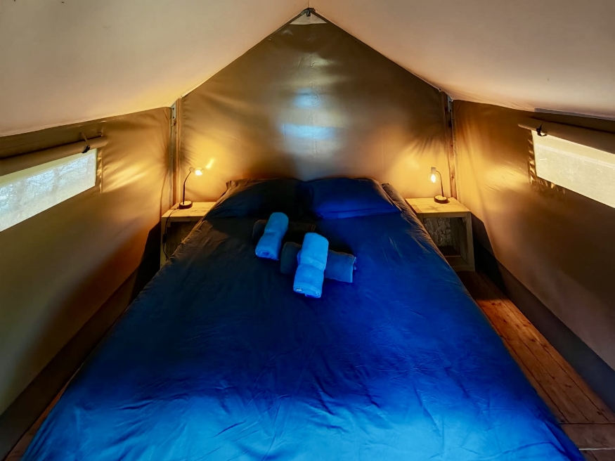 Double bed: unique mini wood tent accommodation in Bourgogne-Franche-Comté, available to rent at the 3-star Le Paquier Fané campsite in Chagny