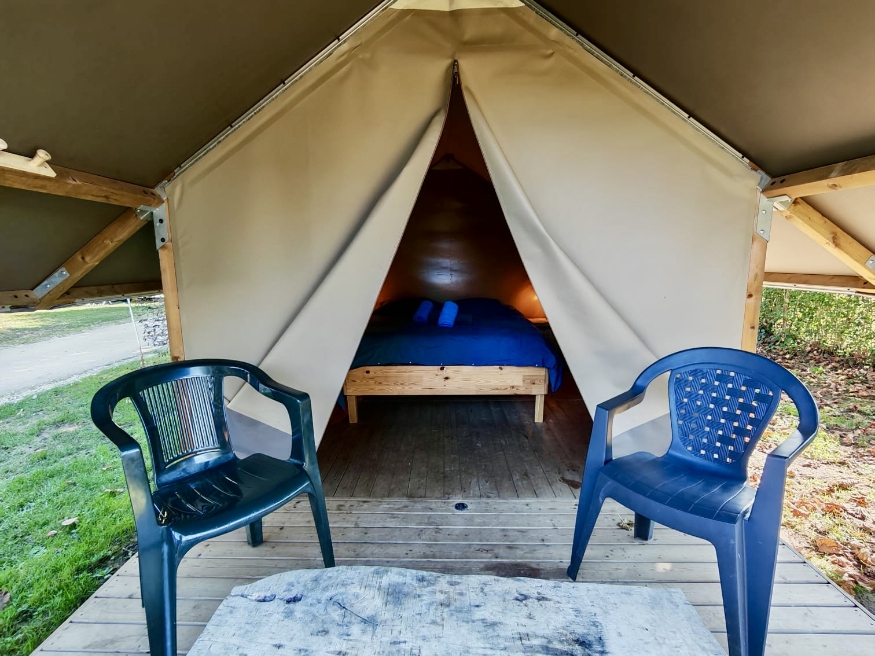 Mini terrace of the unusual mini wood tent accommodation in Saône-et-Loire, available for rent at the 3-star Le Paquier Fané campground