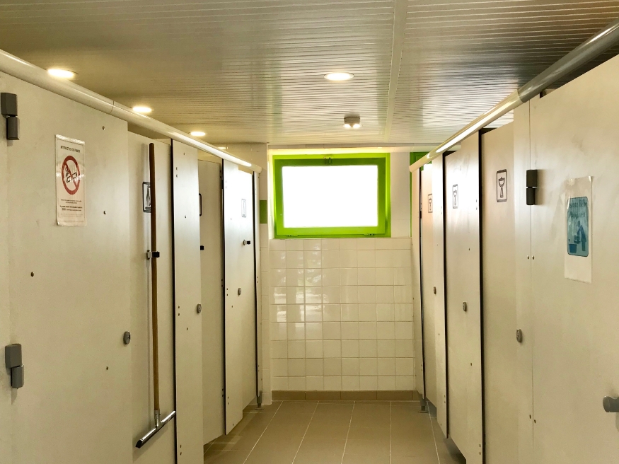 General view of the sanitary facilities at Le Paquier Fané campsite in Saône-et-Loire, near the unusual wooden barrel accommodation.