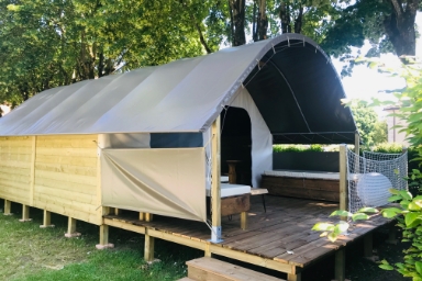 Exterior view of the Safari tent available for rent at Le Paquier Fané campground in Saône-et-Loire