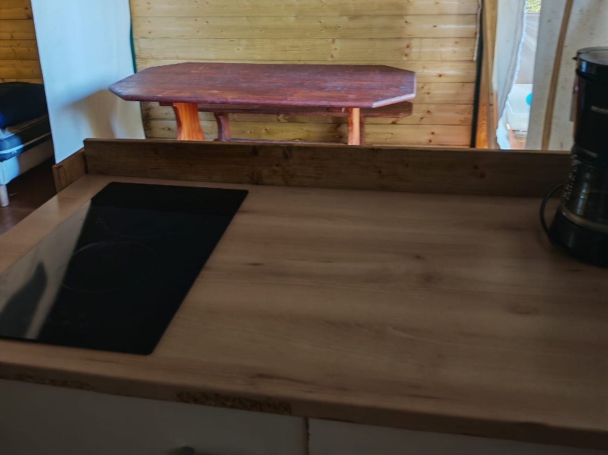 Kitchen in the unusual Safari tent accommodation in Saône-et-Loire, available to rent at the 3-star Le Paquier Fané campsite in Bourgogne-Franche-Comté