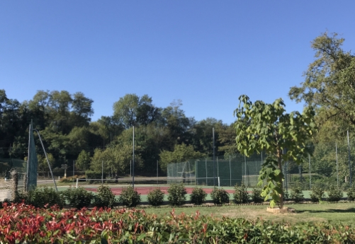 Tennis courts at the 3-star campsite Le Paquier Fané in Chagny, Saône-et-Loire