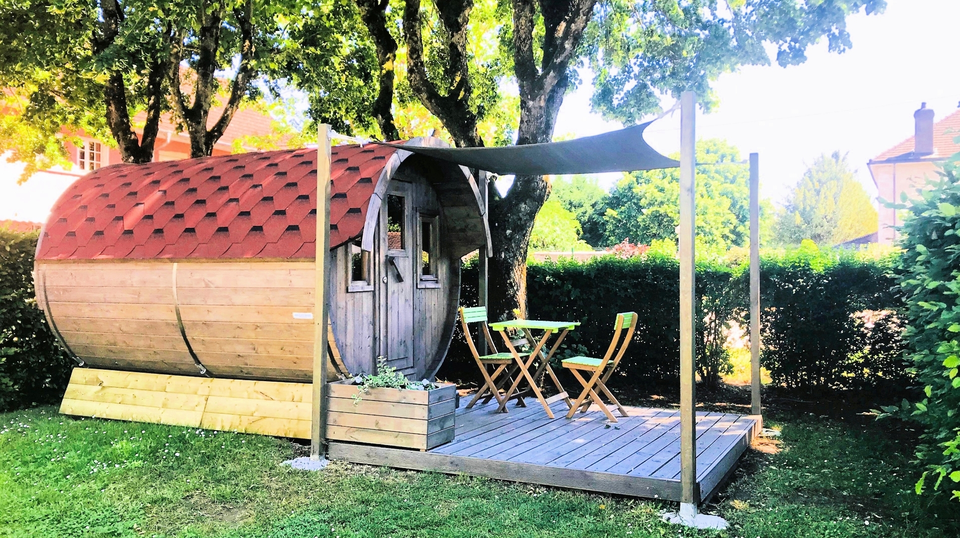 Unusual wooden barrel accommodation in Saône-et-Loire available to rent at the 3-star Le Paquier Fané campsite in Chagny